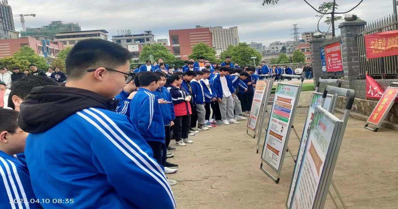 检察长携手焦家垅中学开展“法制进校园”