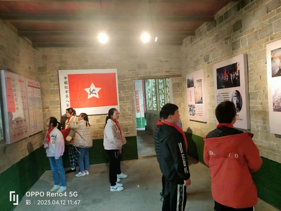 “传承红色基因——清明祭英烈”