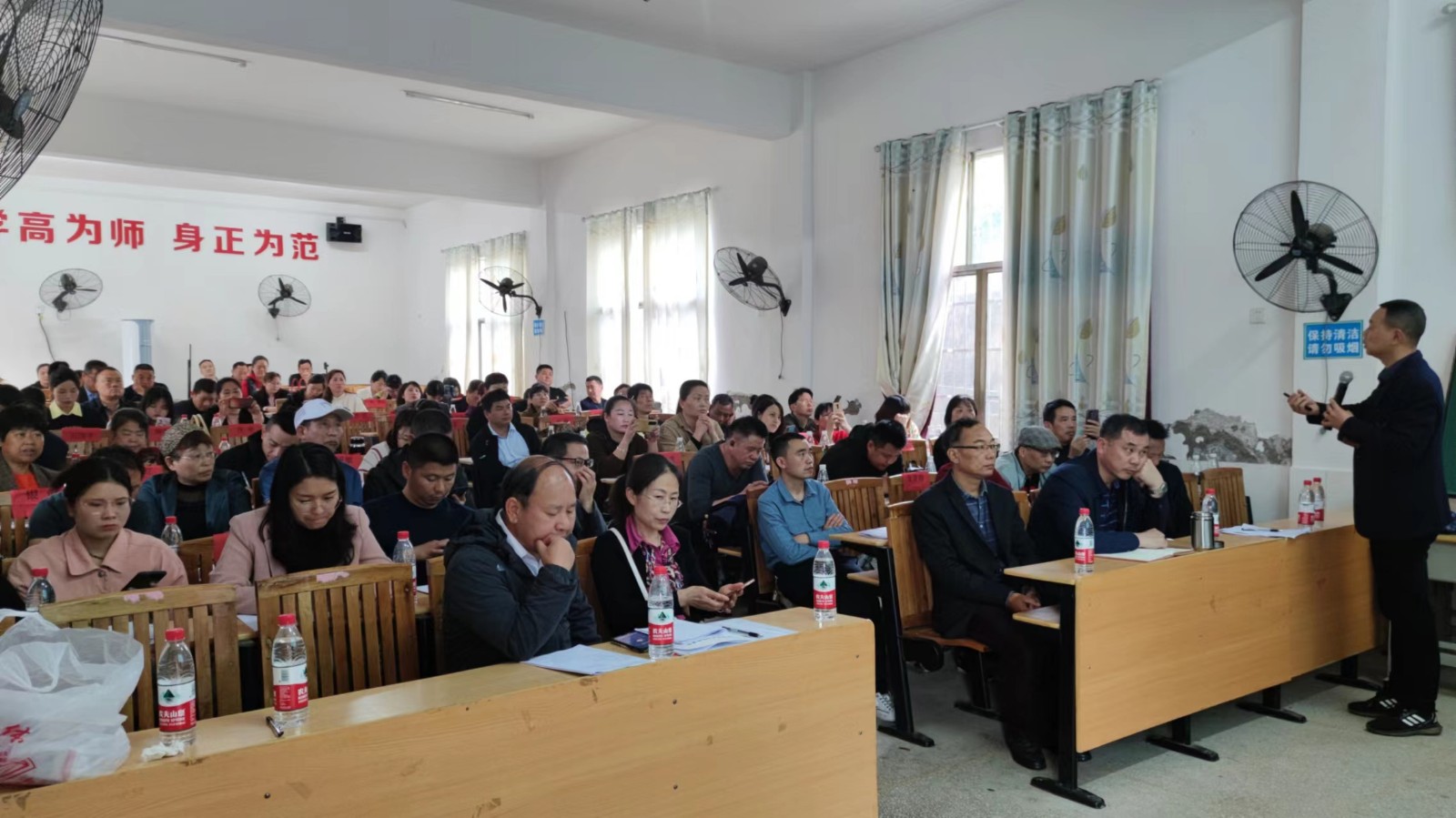 2023年邵阳县霞塘云全体教师举行第一次线下研修