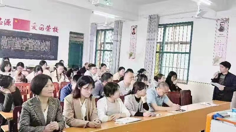 送教下乡传经验 联合教研共成长