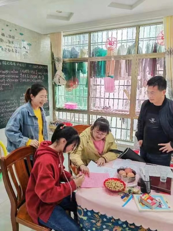 暖心家访，筑牢安全防护网