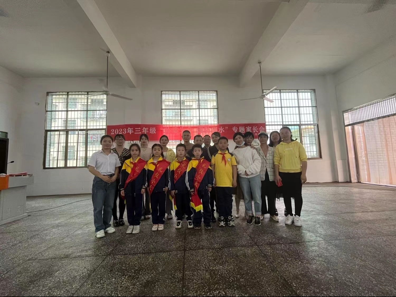 白仓镇中心完小三年级“珍爱生命 谨防溺水”专题家长会