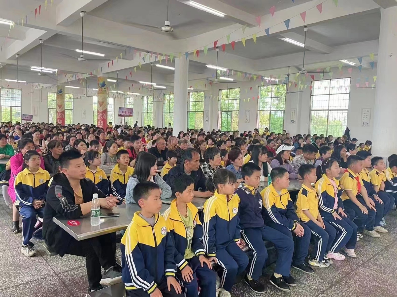 白仓镇中心完小三年级“珍爱生命 谨防溺水”专题家长会