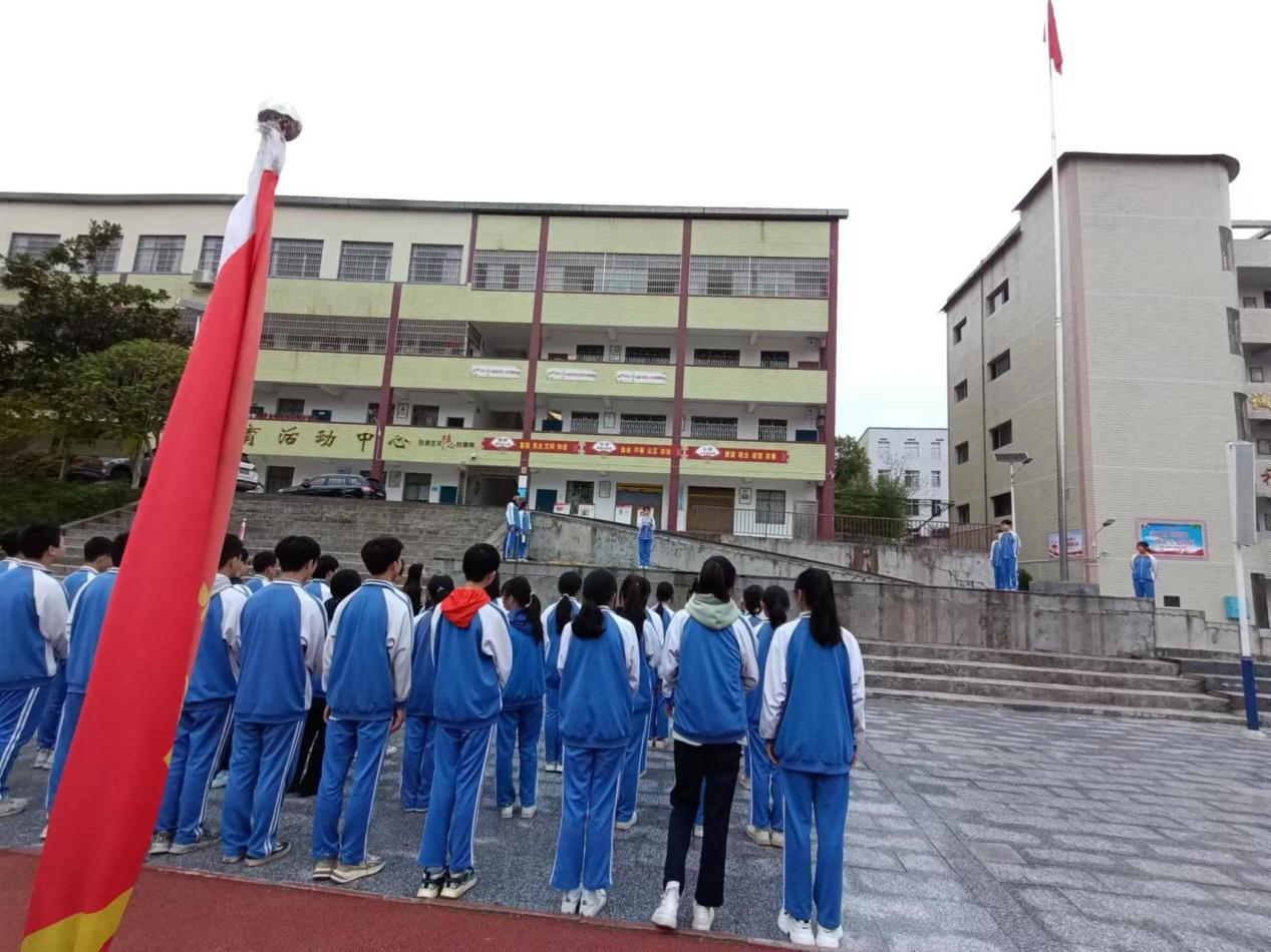 开展“诚信”主题教育国旗下的讲话活动