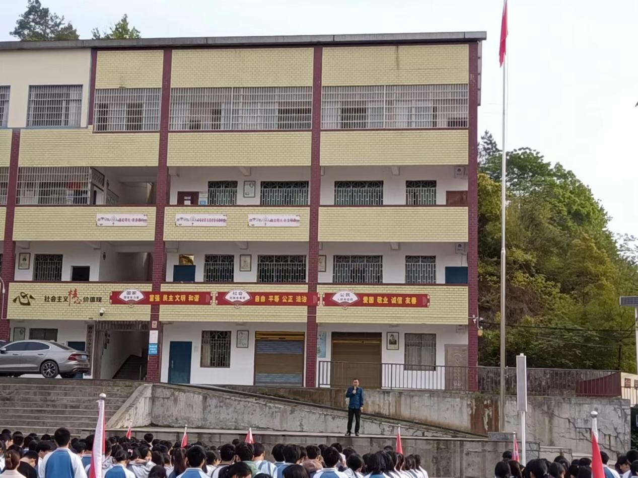 开展“诚信”主题教育国旗下的讲话活动