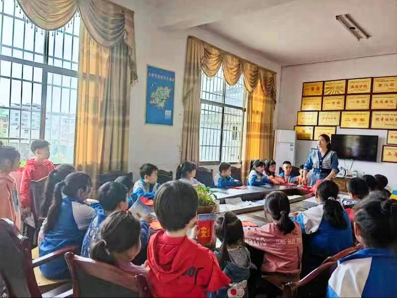 文明路队伴我行，校园安全牢记心