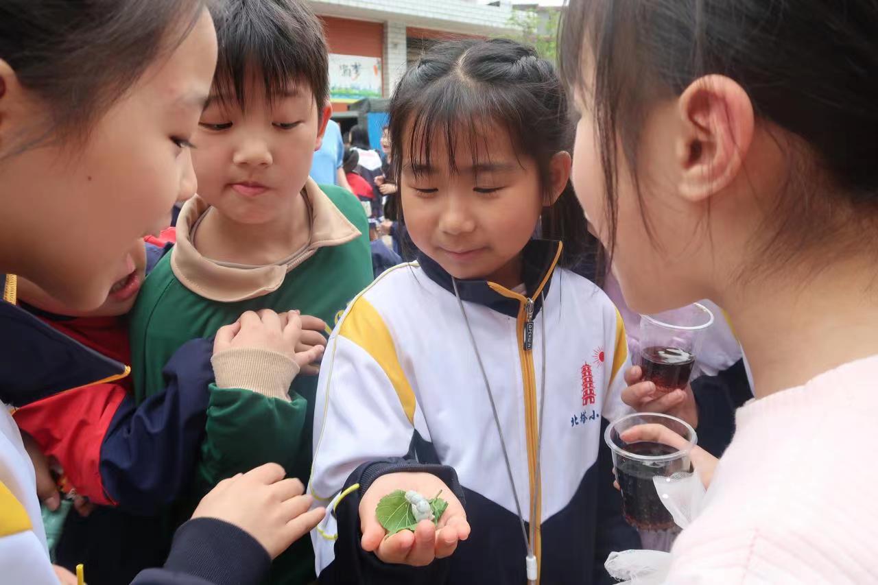 北塔小学：关爱留守儿童，义卖淘你所爱