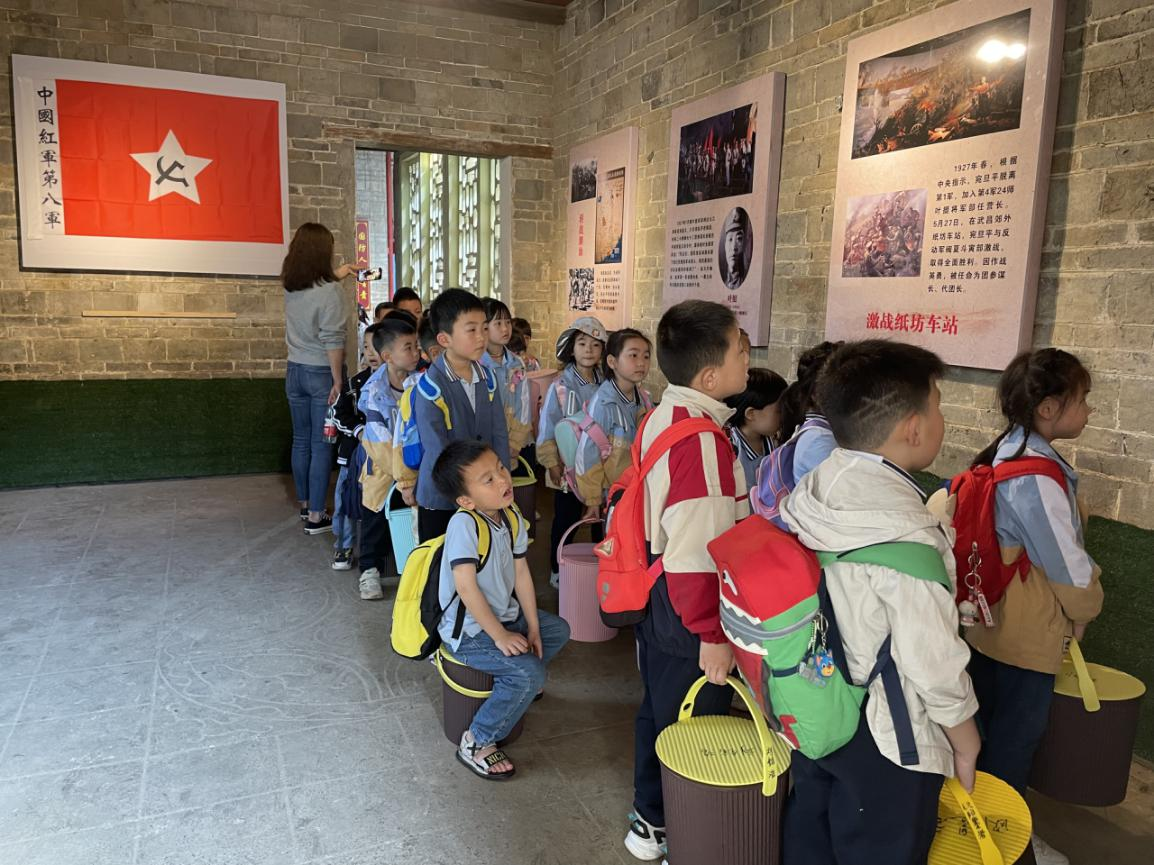 开展“赏春日美景，寻红色足迹”社会实践活动