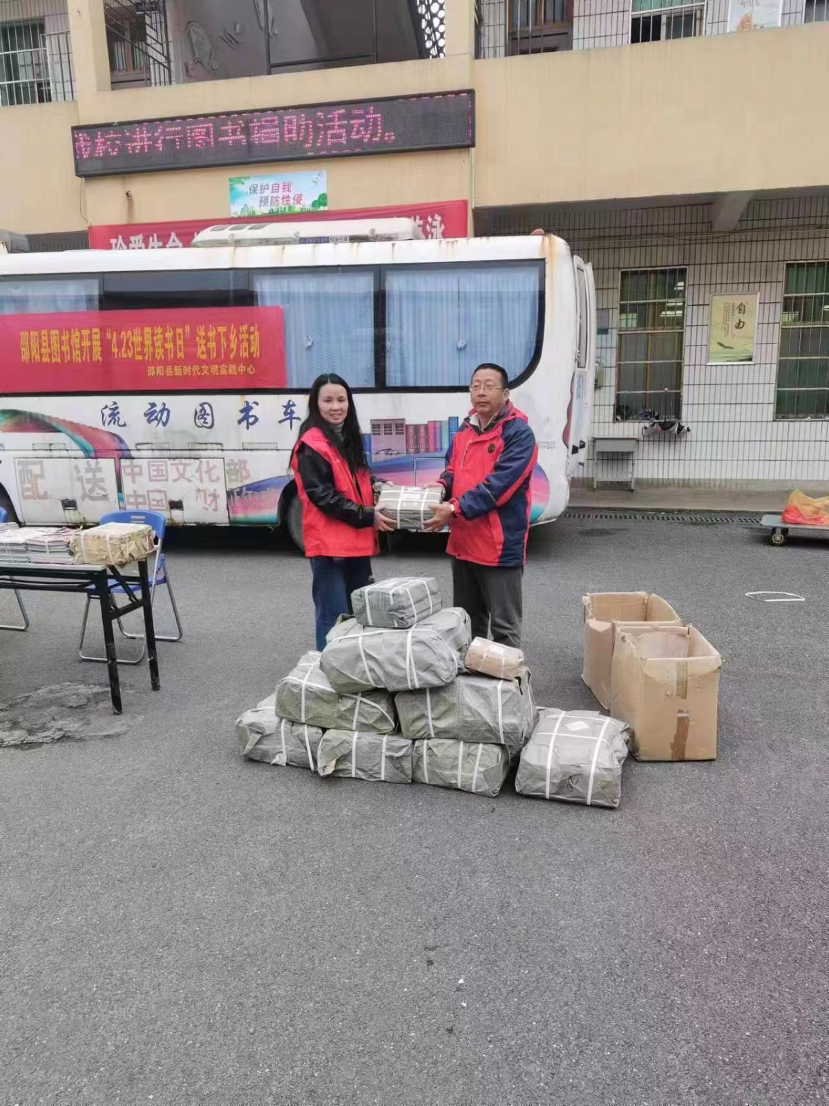 塘田市镇中学举行图书捐赠仪式暨读书活动