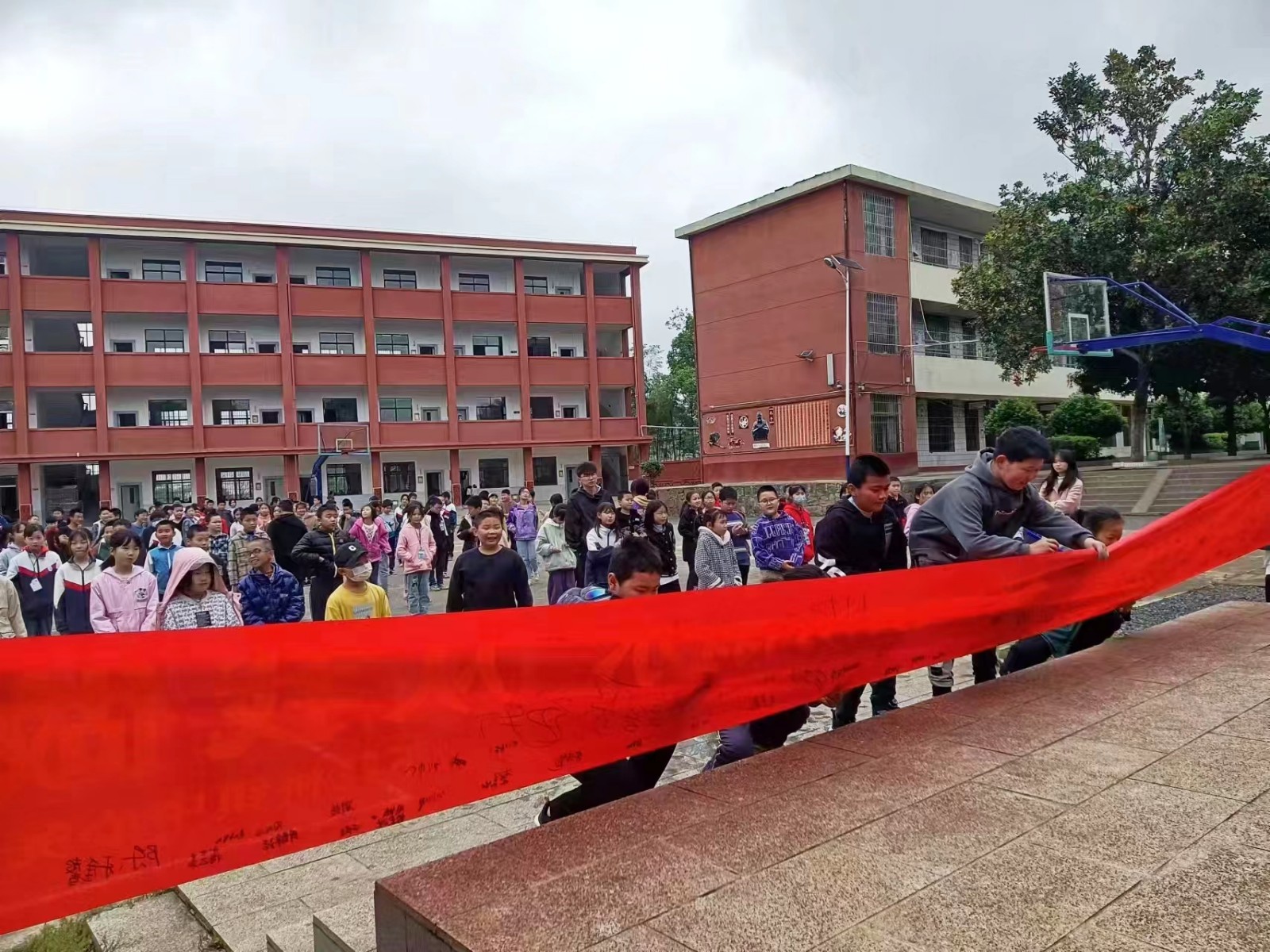 邵阳县下花桥镇中心完全小学党支部开展防溺水安全签名活动