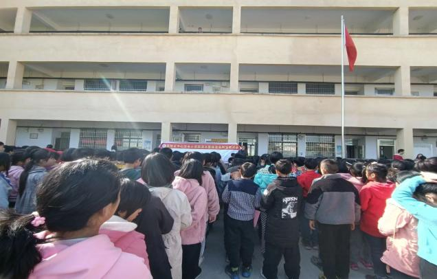 蔡桥乡中心完小举行防溺水宣誓及签名