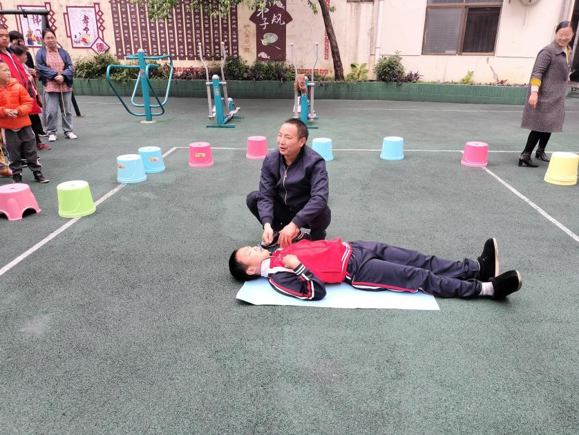 特殊教育学校开展防溺水安全教育演练