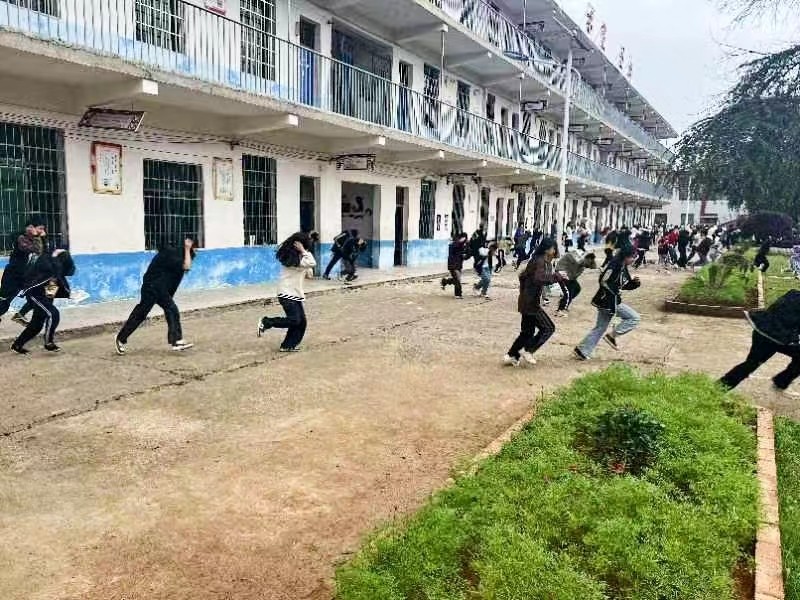 下花桥镇双江中学开展防地震应急演练