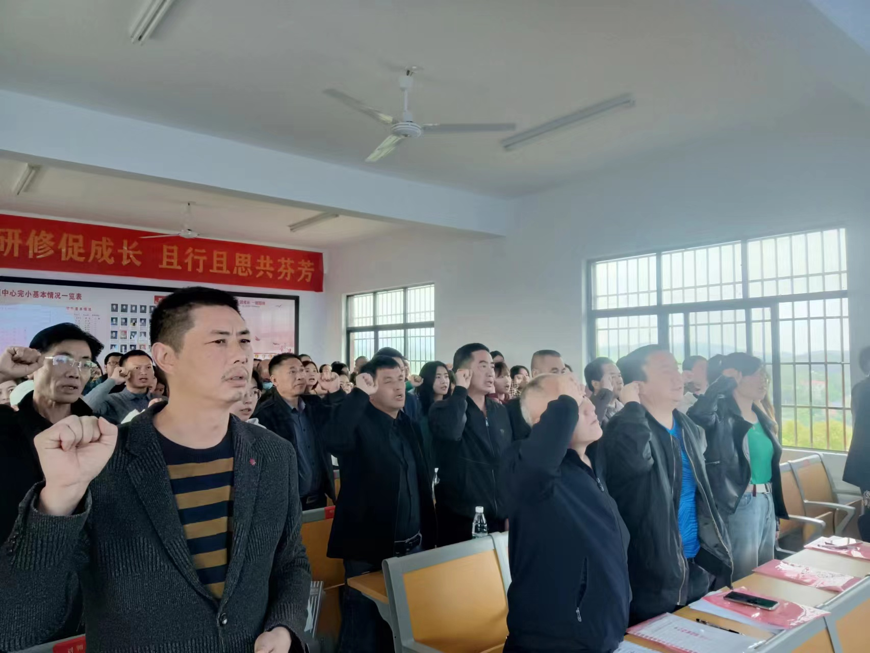 校本研修促成长 且行且思共芬芳