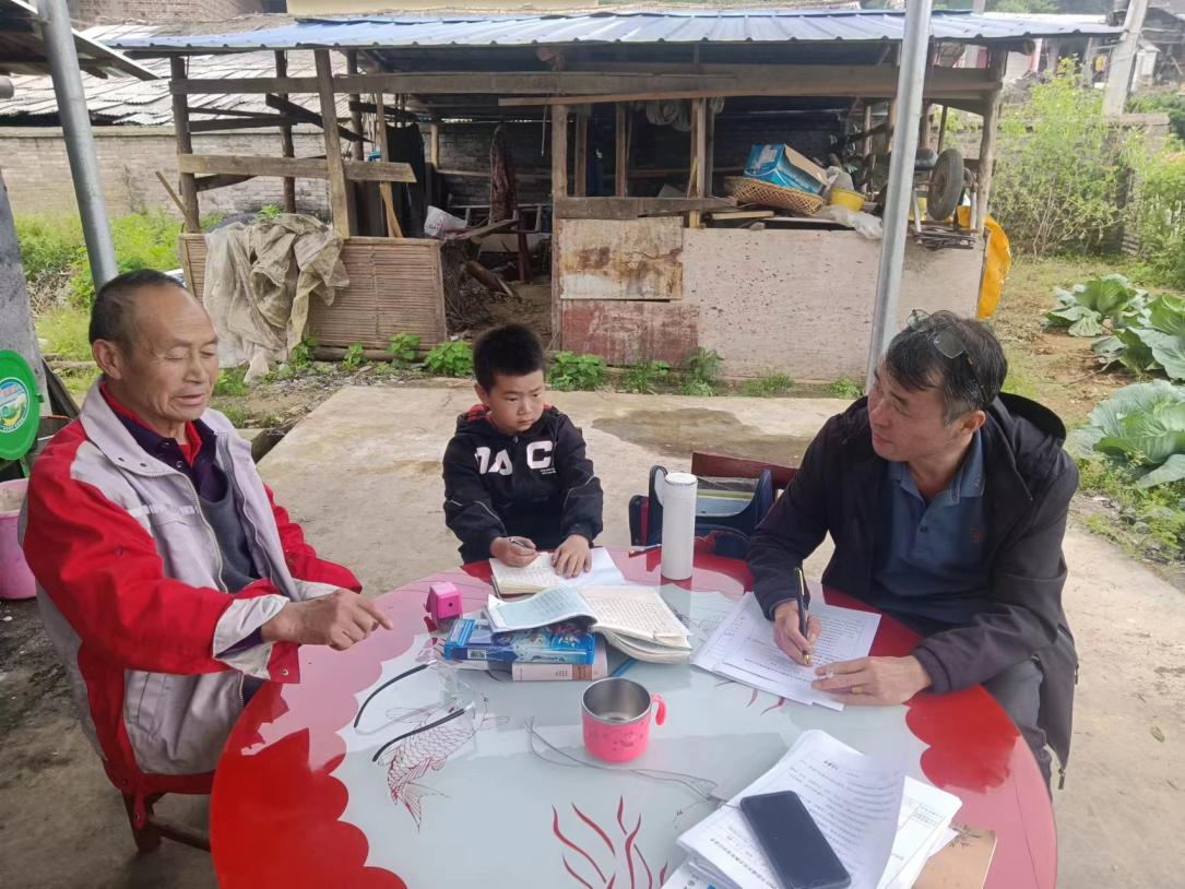 万塘乡中心小学开展防溺水家访