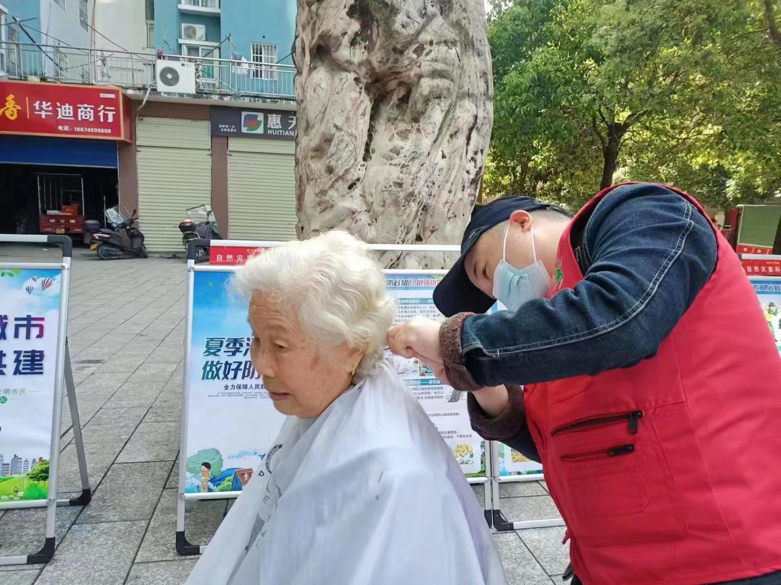 辰溪“助力文明城、志愿我先行”志愿服务进社区