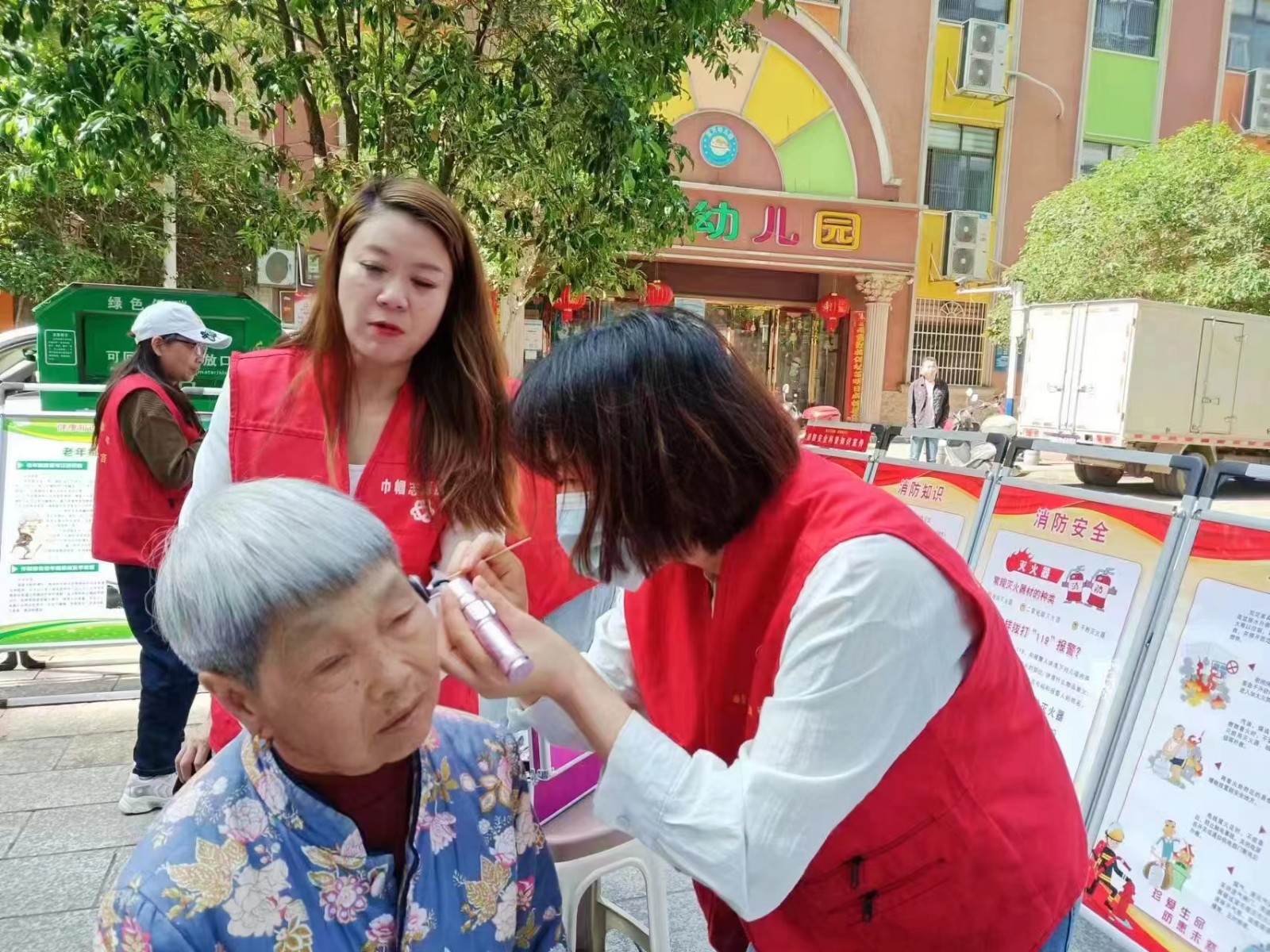 辰溪“助力文明城、志愿我先行”志愿服务进社区