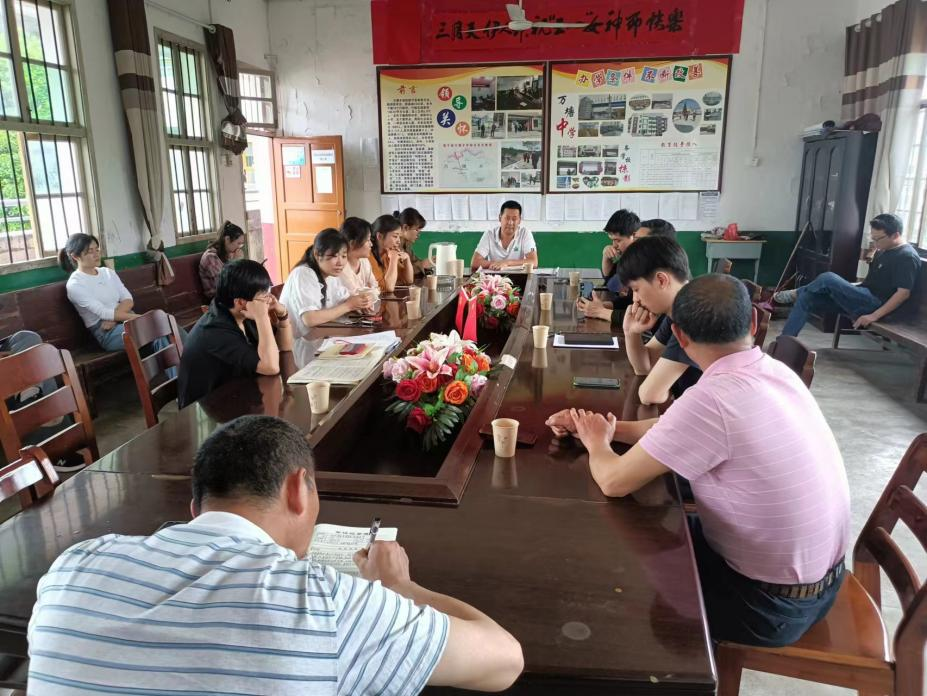 万塘中学召开五四青年节座谈会