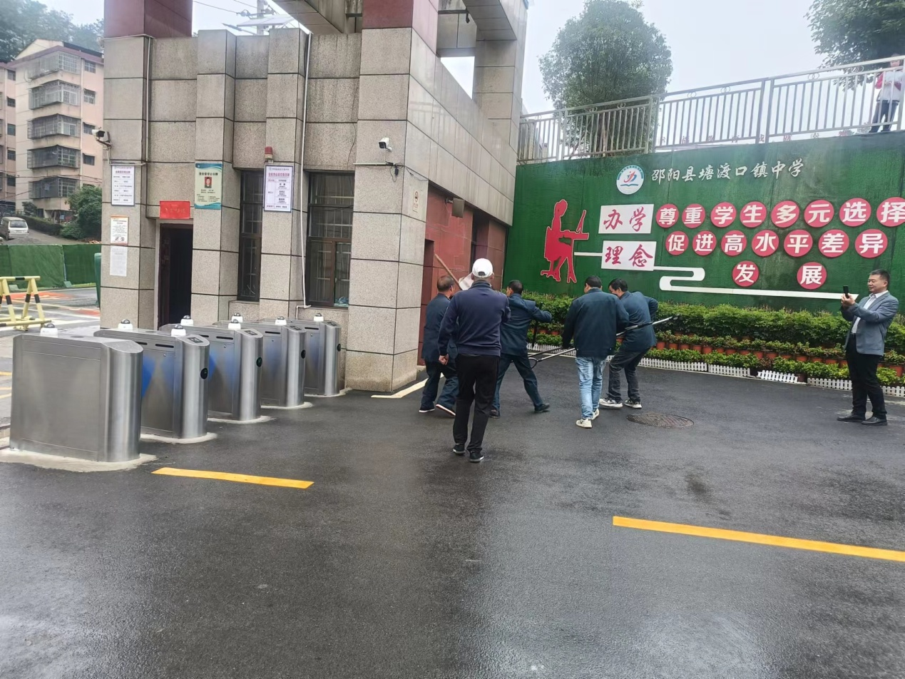 塘渡口中学开展防暴反恐演练