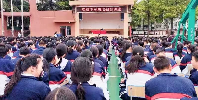 法制教育讲座呵护学生平安成长