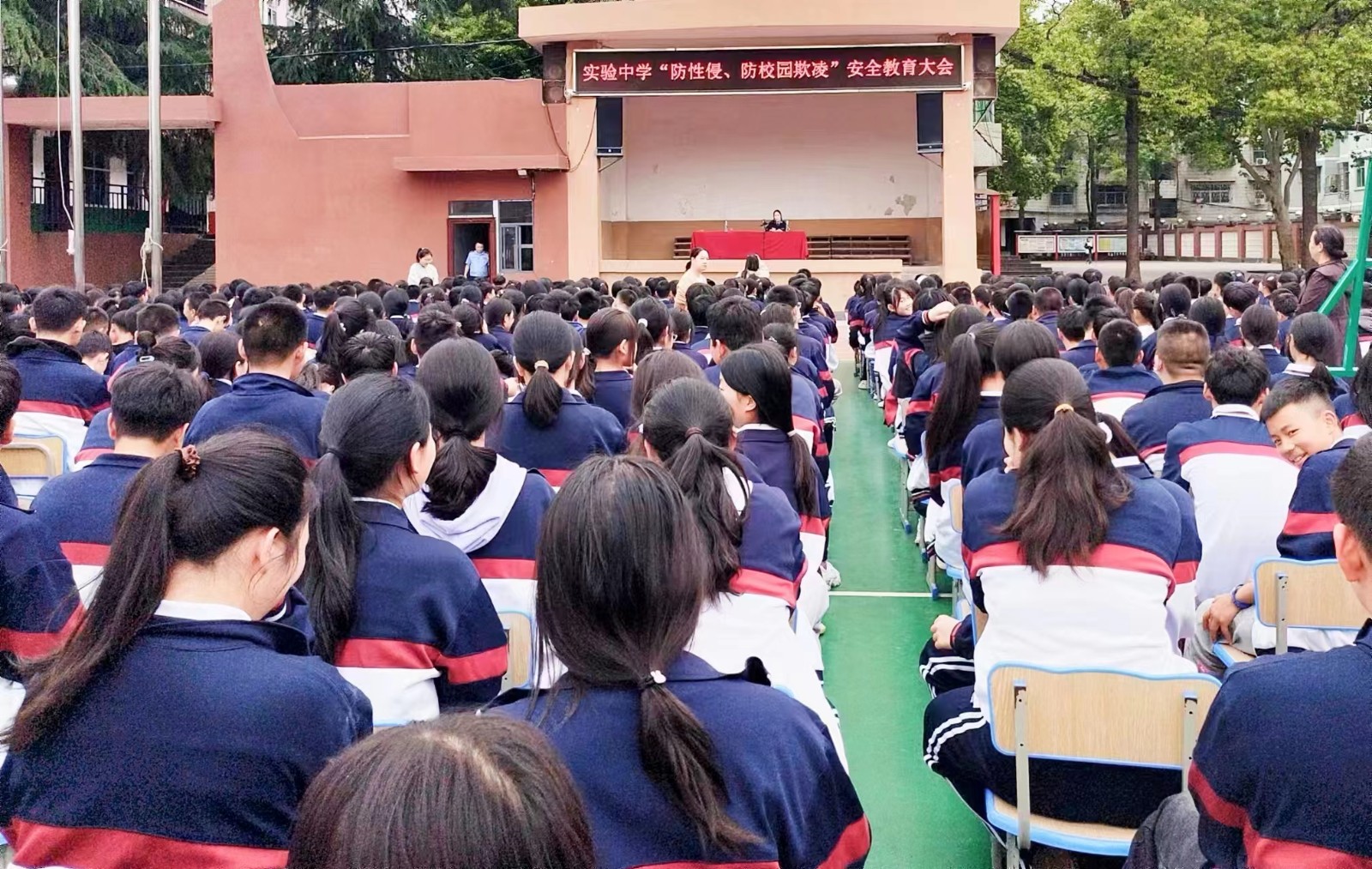 法制教育讲座呵护学生平安成长