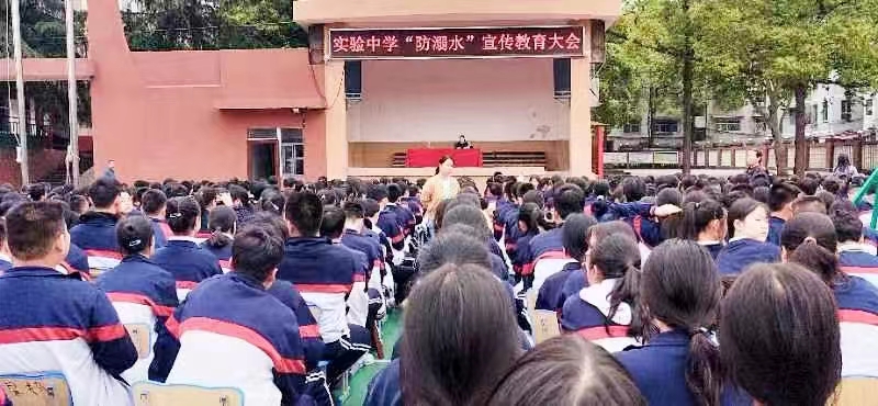 法制教育讲座呵护学生平安成长