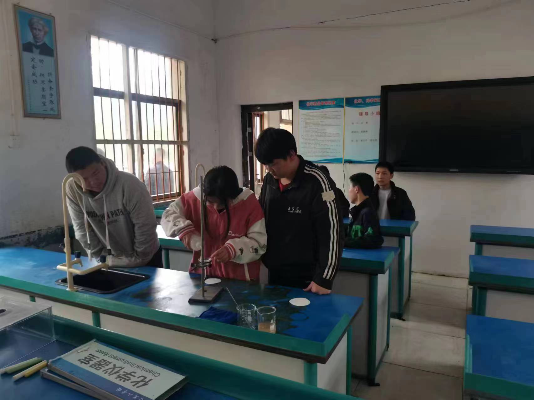 “双减”工作获成效   实验教学练技能