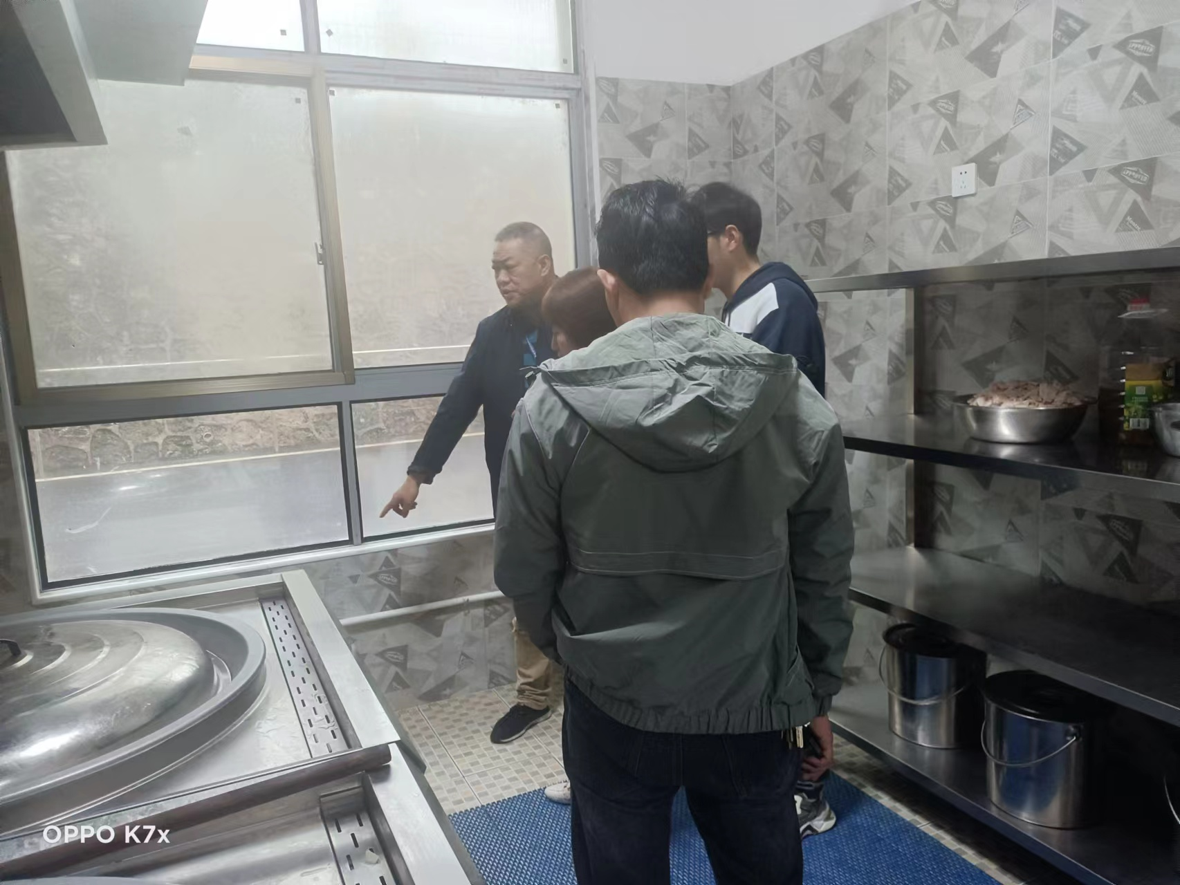 食品督导监管局督导组赴下花桥镇中心幼儿园督导抽检食品安全工作