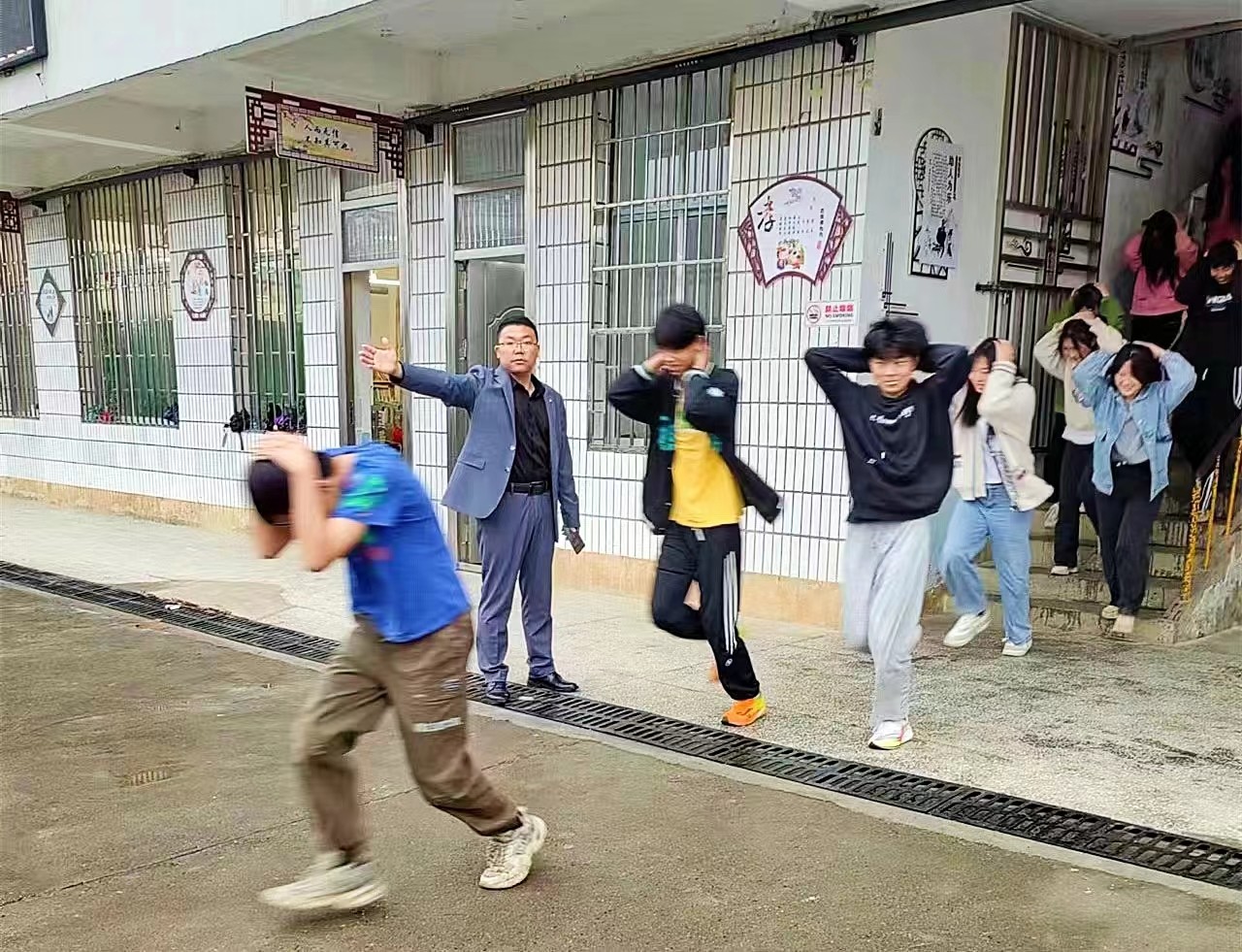 下花桥镇中学全国减灾日开展防地震演练