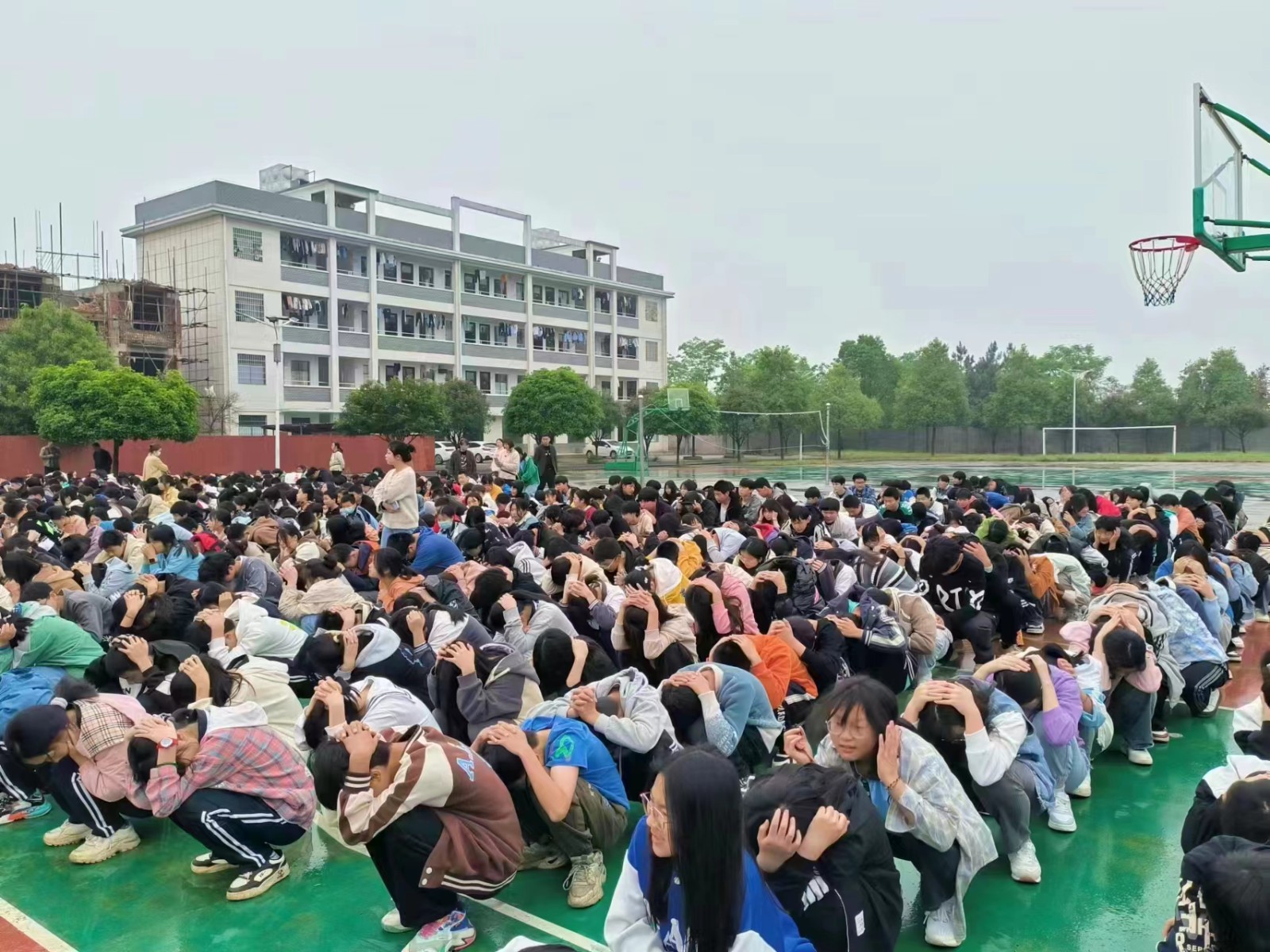 下花桥镇中学全国减灾日开展防地震演练