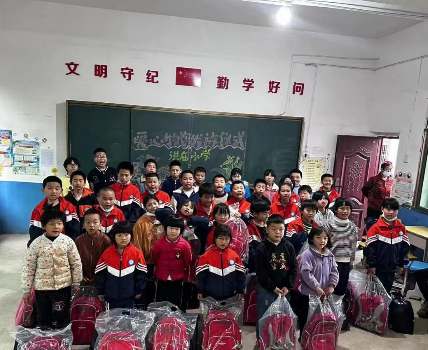 心系母校送温暖，爱心发放寄厚望