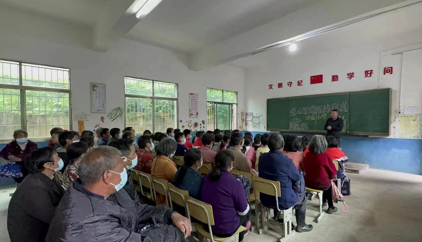 心系母校送温暖，爱心发放寄厚望