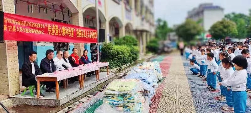 爱心善举暖人心，捐赠校服显真情