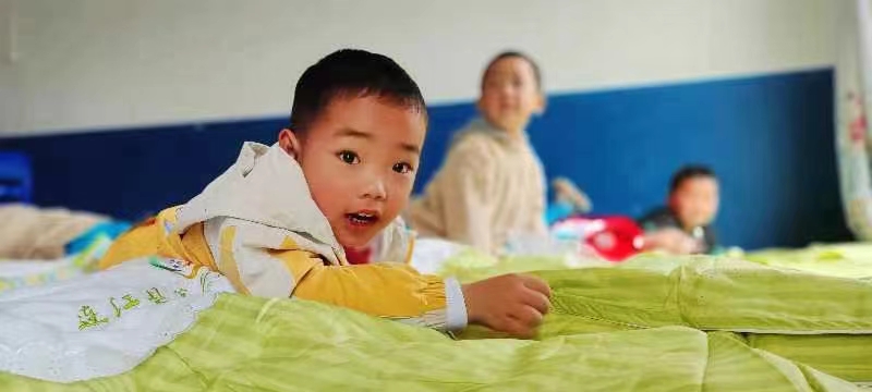 爱心善举暖人心，捐赠校服显真情