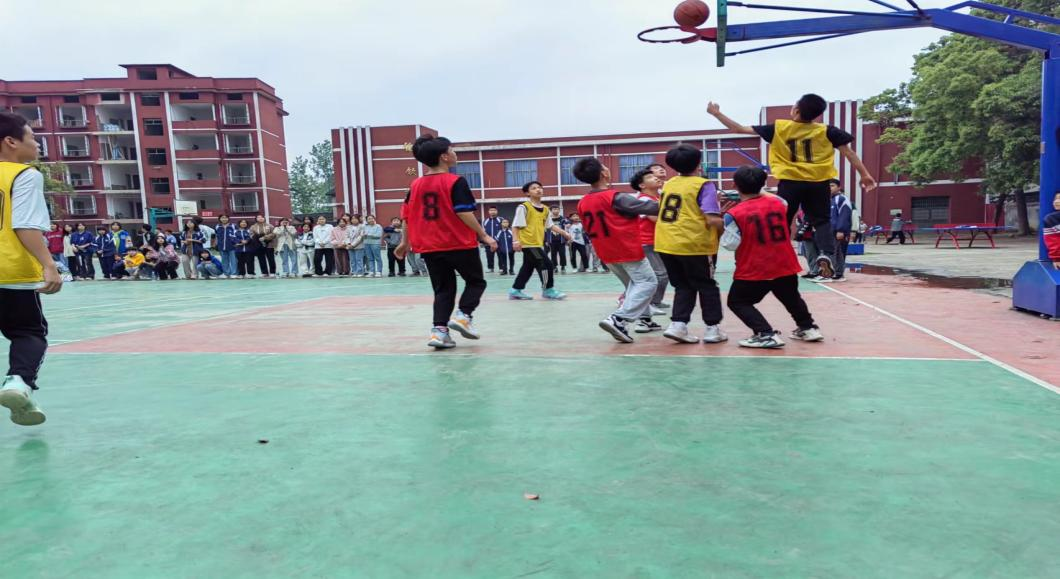 金称市镇初级中学举行八年级男子篮球赛