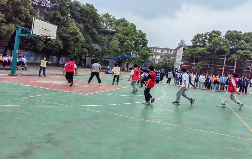 金称市镇初级中学举行八年级男子篮球赛