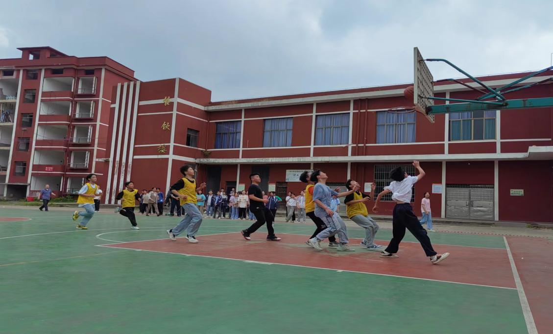 金称市镇初级中学举行八年级男子篮球赛
