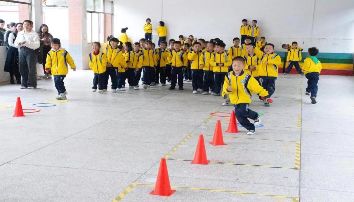 展体育课堂风采 促孩子健康成长