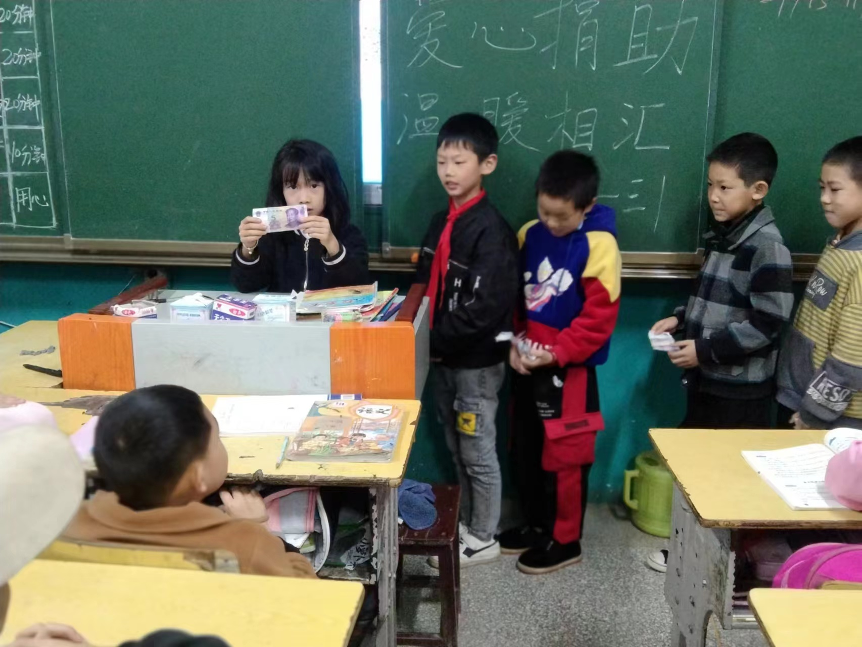 “汇聚爱心，传递真情 ”