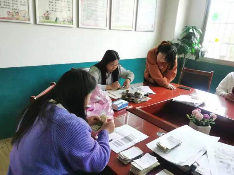 “汇聚爱心，传递真情 ”