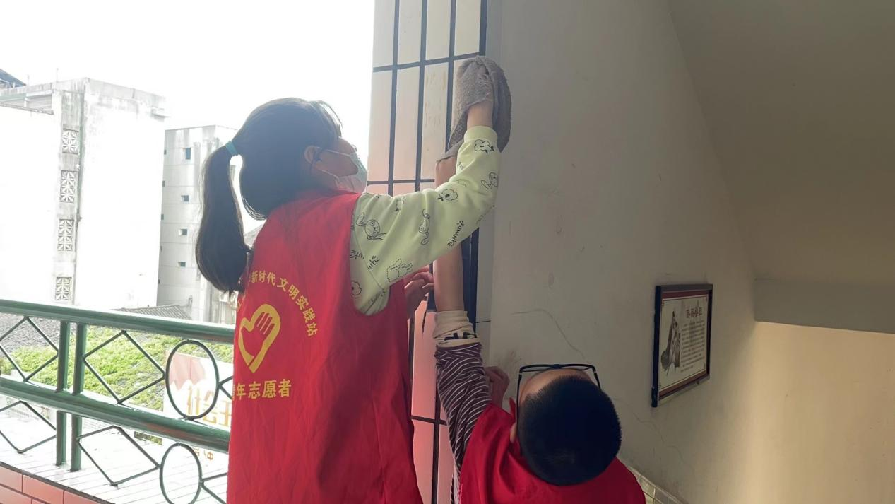 清理校园牛皮藓，争当环境保卫者