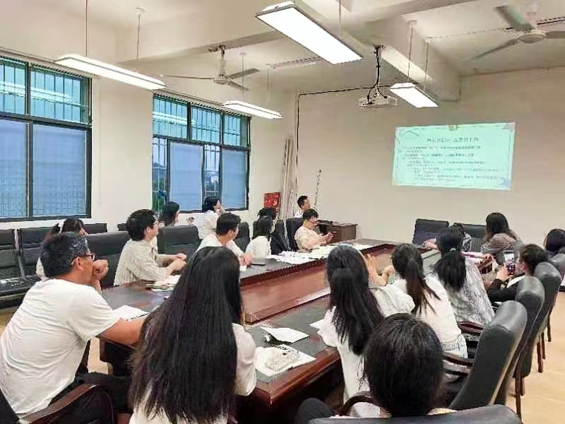 举行校本研修线下活动 暨班主任培训