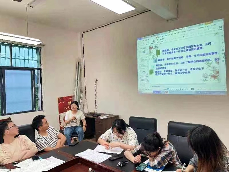 举行校本研修线下活动 暨班主任培训