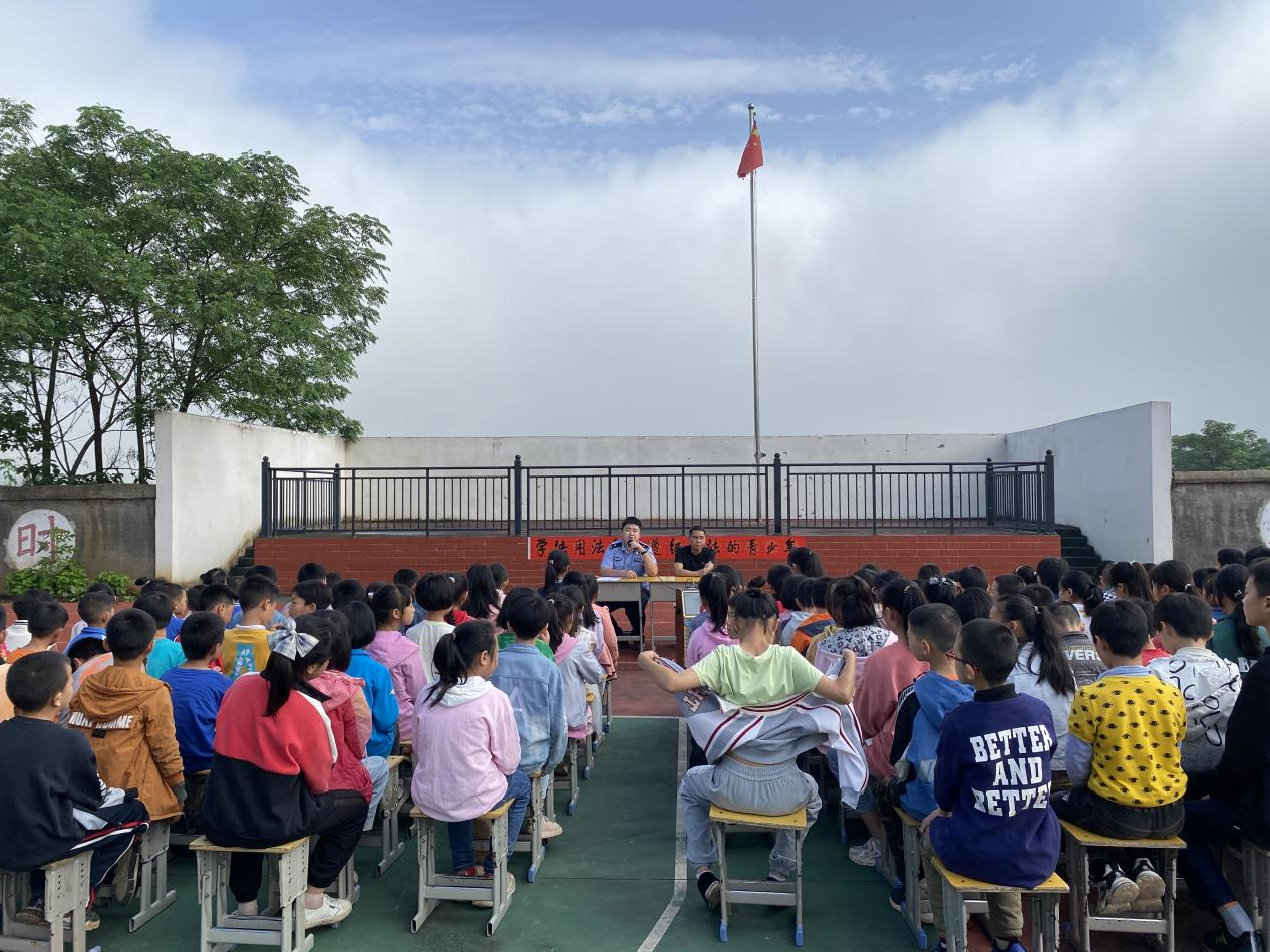 白马田中心小学 开设法制教育课堂