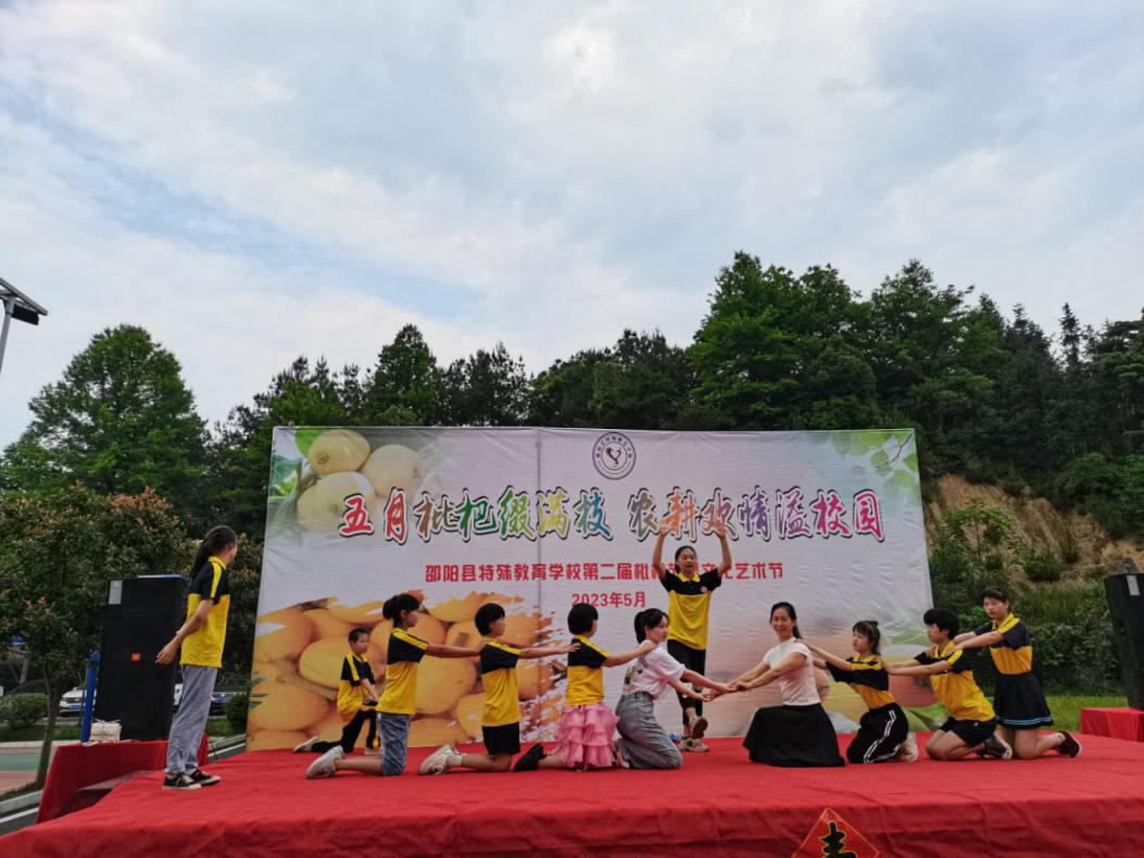 五月枇杷缀满枝，农耕欢情溢校园