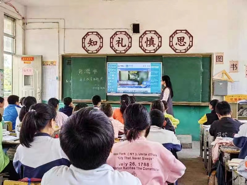 观看《防溺水安全教育专题片》