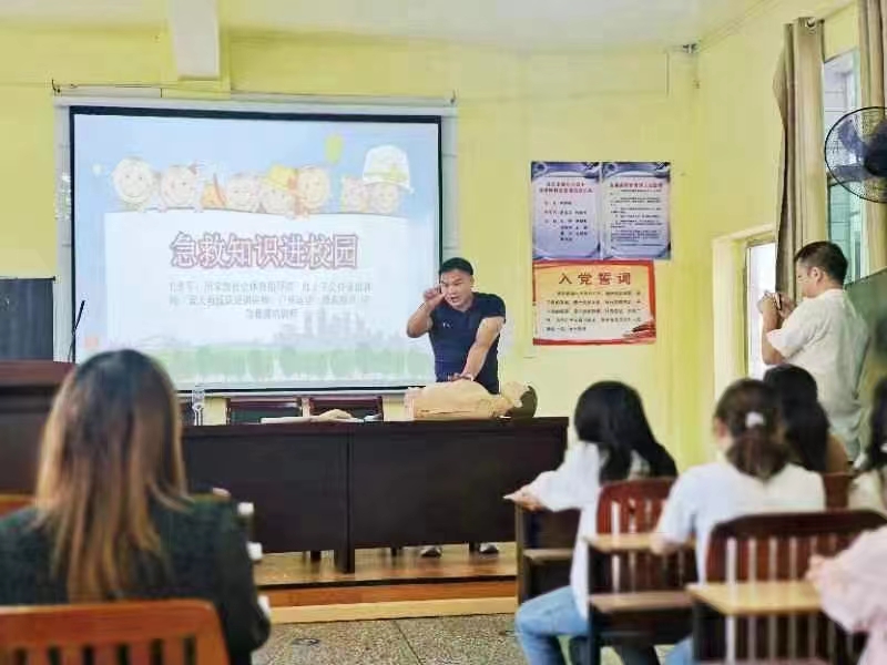 开展应急救护知识校本研修培训