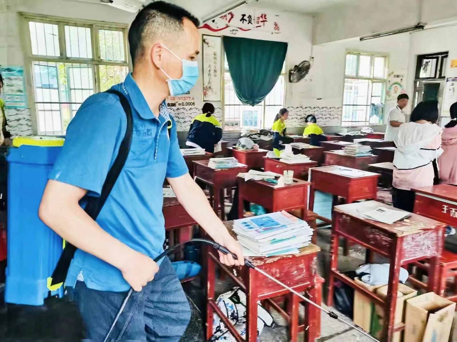 竹中校长亲上阵，消毒战“疫”护校园