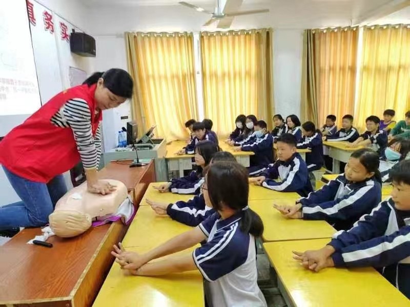 五峰铺镇六里桥中学邀请专家团队开展“防溺水”专题讲座