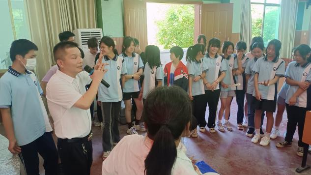 郦家坪镇中学联合镇卫生院 开展防溺水急救演练